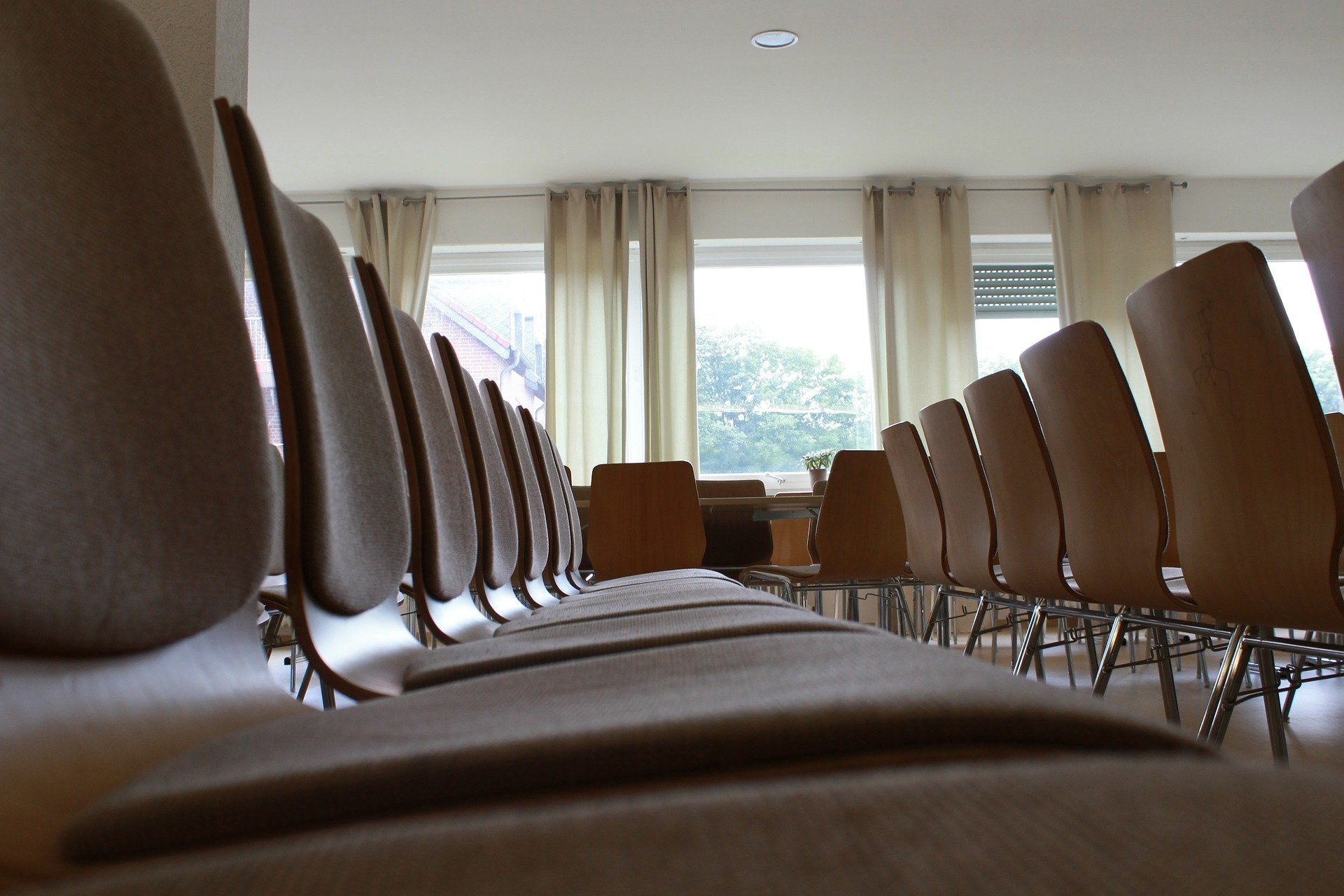 Leere Stühle in einem Seminarraum