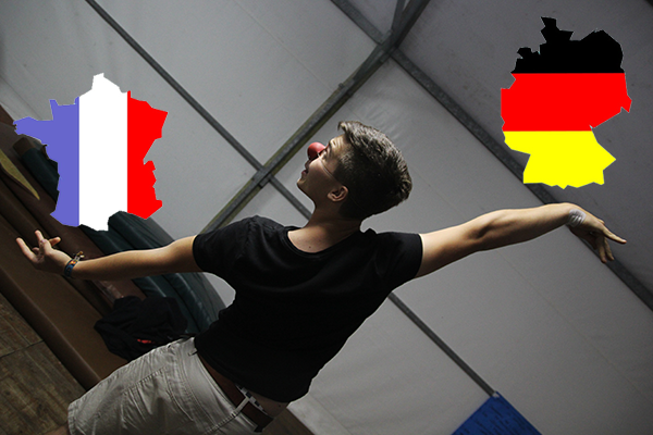Dans un collage, un jeune homme avec un nez de clown équilibre les silhouettes de la France et de l'Allemagne dans leurs couleurs nationales respectives. 