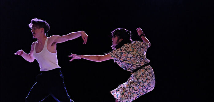 Zwei Tanzende auf einer Bühne