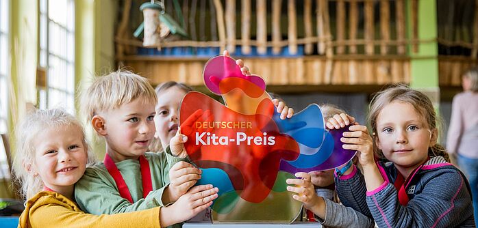 Kinder mit Trophäe vom Deutschen Kita Preis