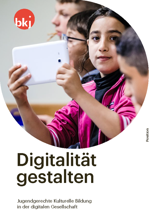 Titelseite des BKJ-Positionspapier „Digitalität gestalten“ mit dem Bild eines Mädchens das ein Smartphone hochhält