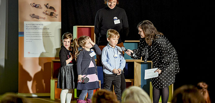 Kita-Kinder aus dem Preisträgerprojekt „Kita-Kunst-Karussell“ aus Bad Kreuznach erzählen von ihrer Piratengeschichte